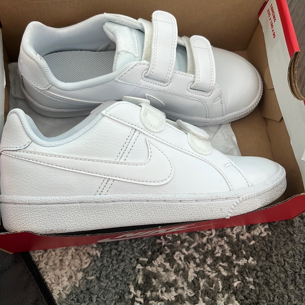 Girls Nike Court Royale shoes size 1y